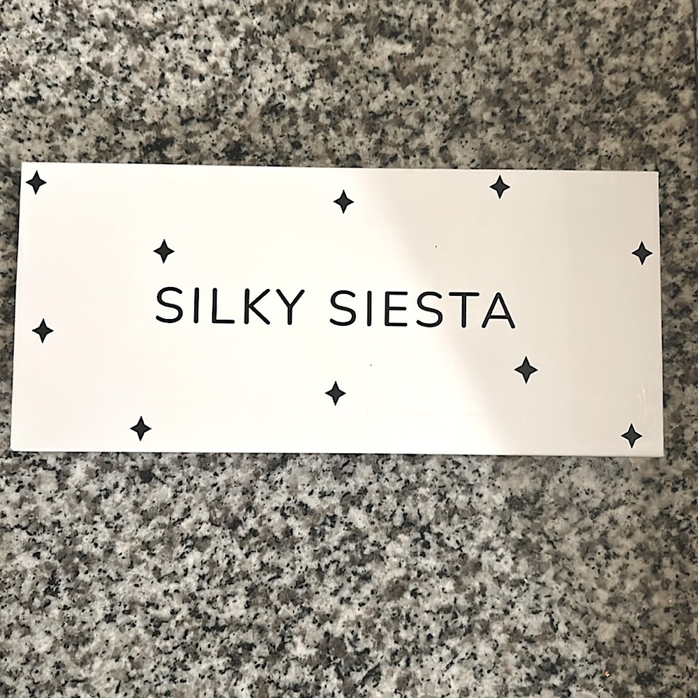 SILKY GRAY SLEEP MASK